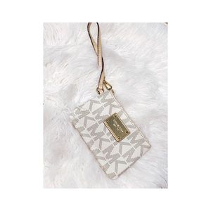 MICHAEL KORS Wristlet ✨